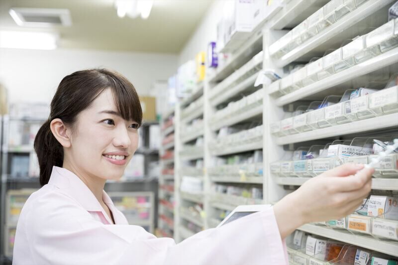 薬を探す薬剤師