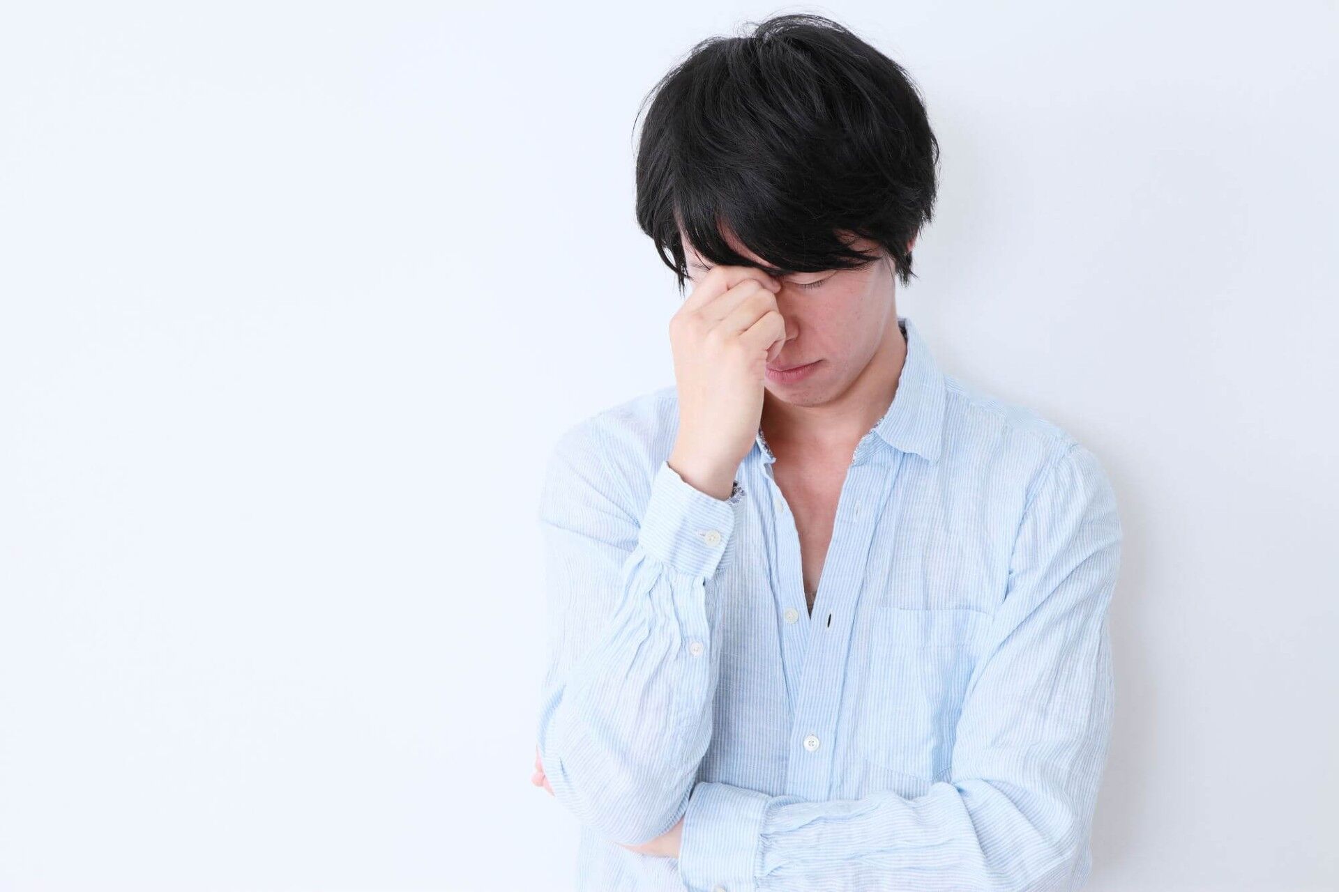 悩んでいる男性